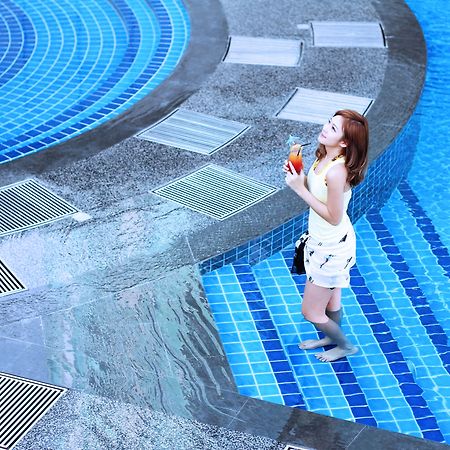 فندق ومنتجع كيه.إس.إل جوهر بهرو المظهر الخارجي الصورة A woman at the pool