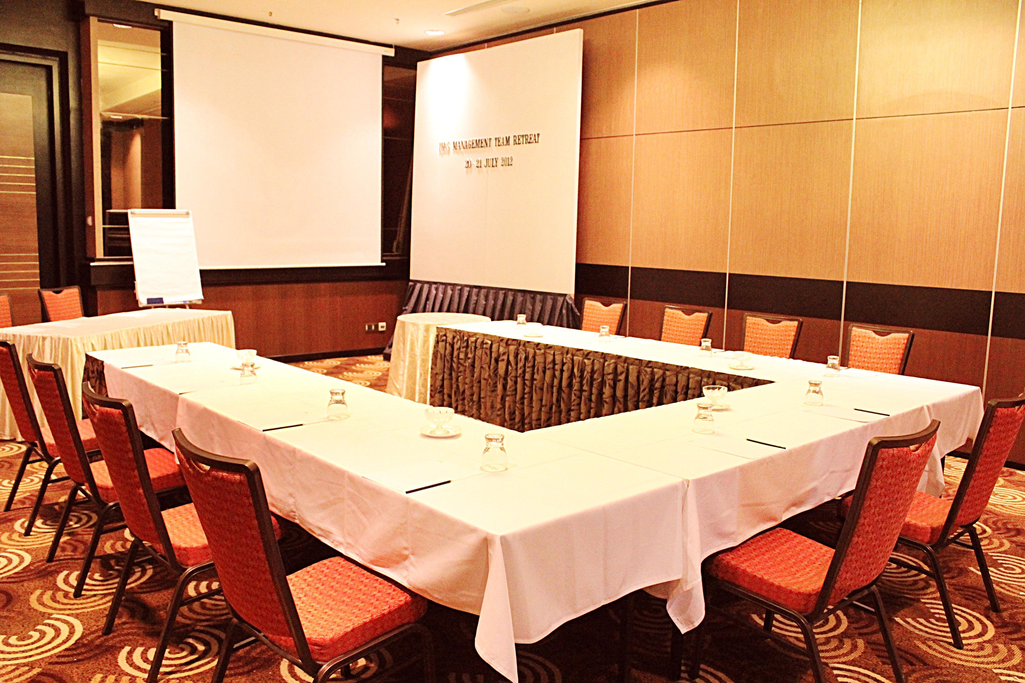 فندق ومنتجع كيه.إس.إل جوهر بهرو المظهر الخارجي الصورة The meeting room of the hotel