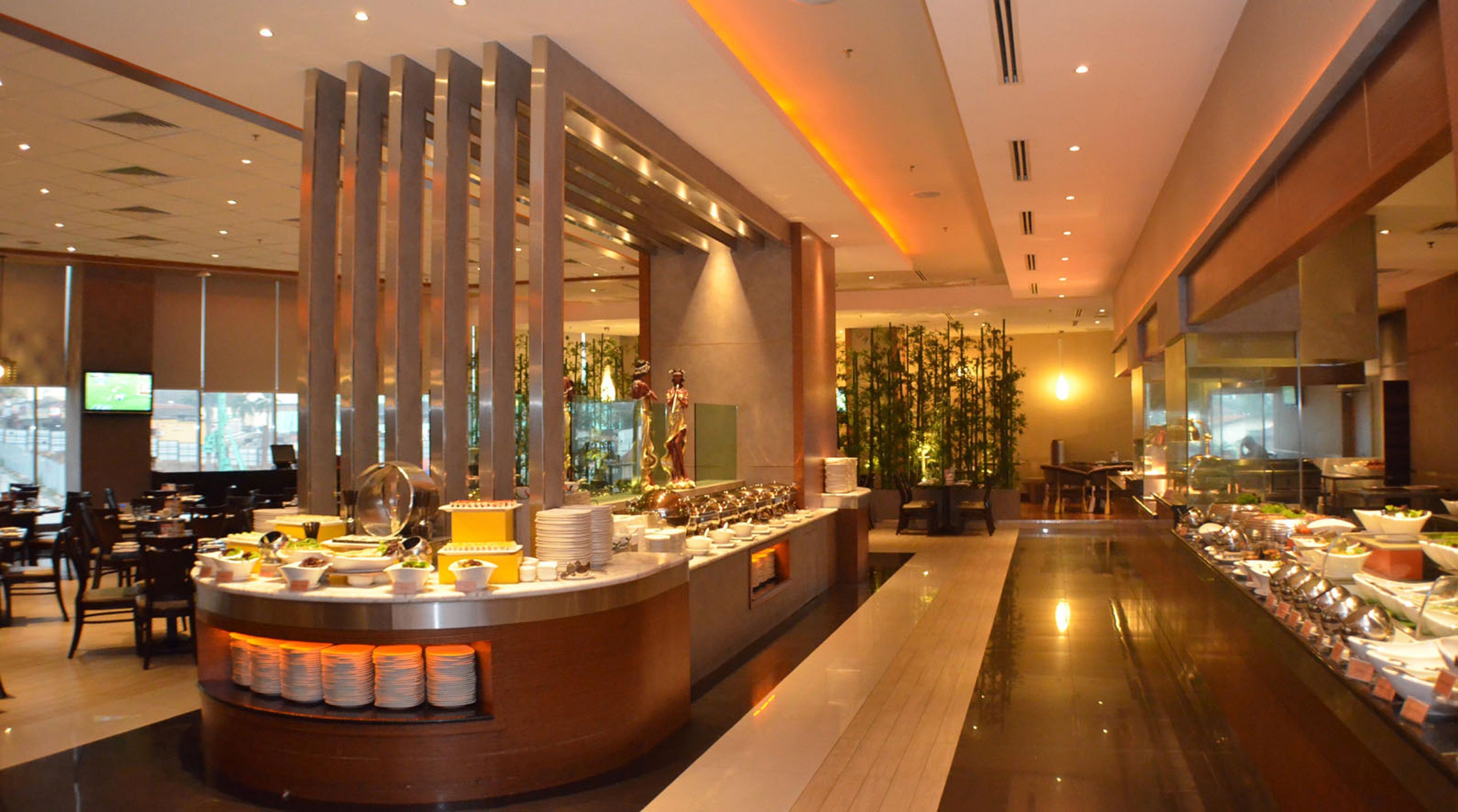 فندق ومنتجع كيه.إس.إل جوهر بهرو المظهر الخارجي الصورة The hotel's buffet