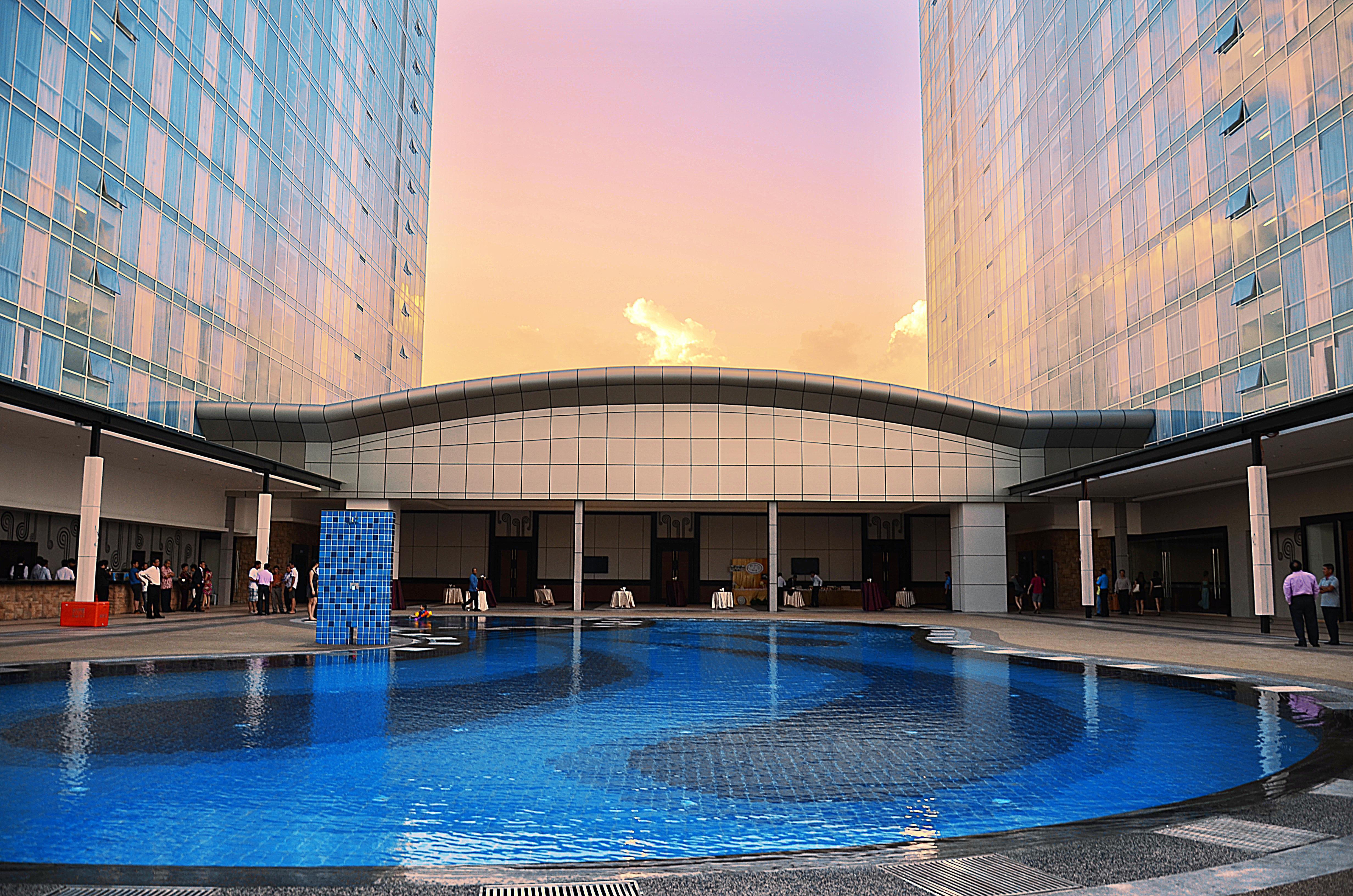 فندق ومنتجع كيه.إس.إل جوهر بهرو المظهر الخارجي الصورة The pool at the hotel