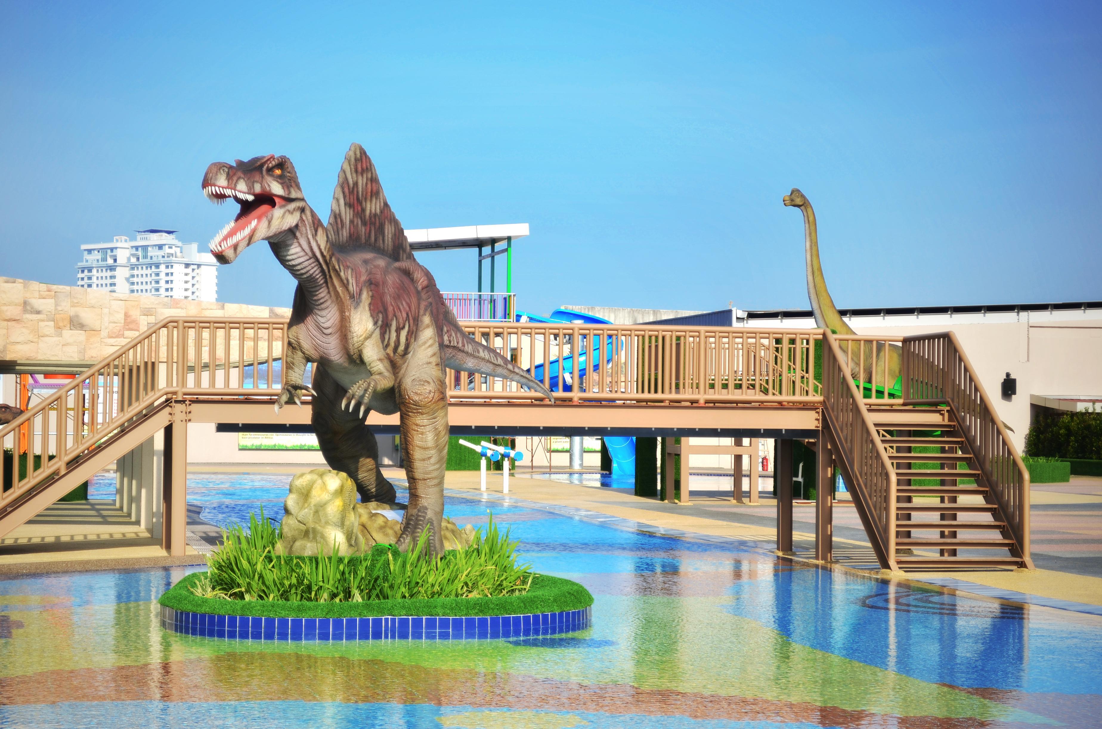 فندق ومنتجع كيه.إس.إل جوهر بهرو المظهر الخارجي الصورة The park's dinosaur statues