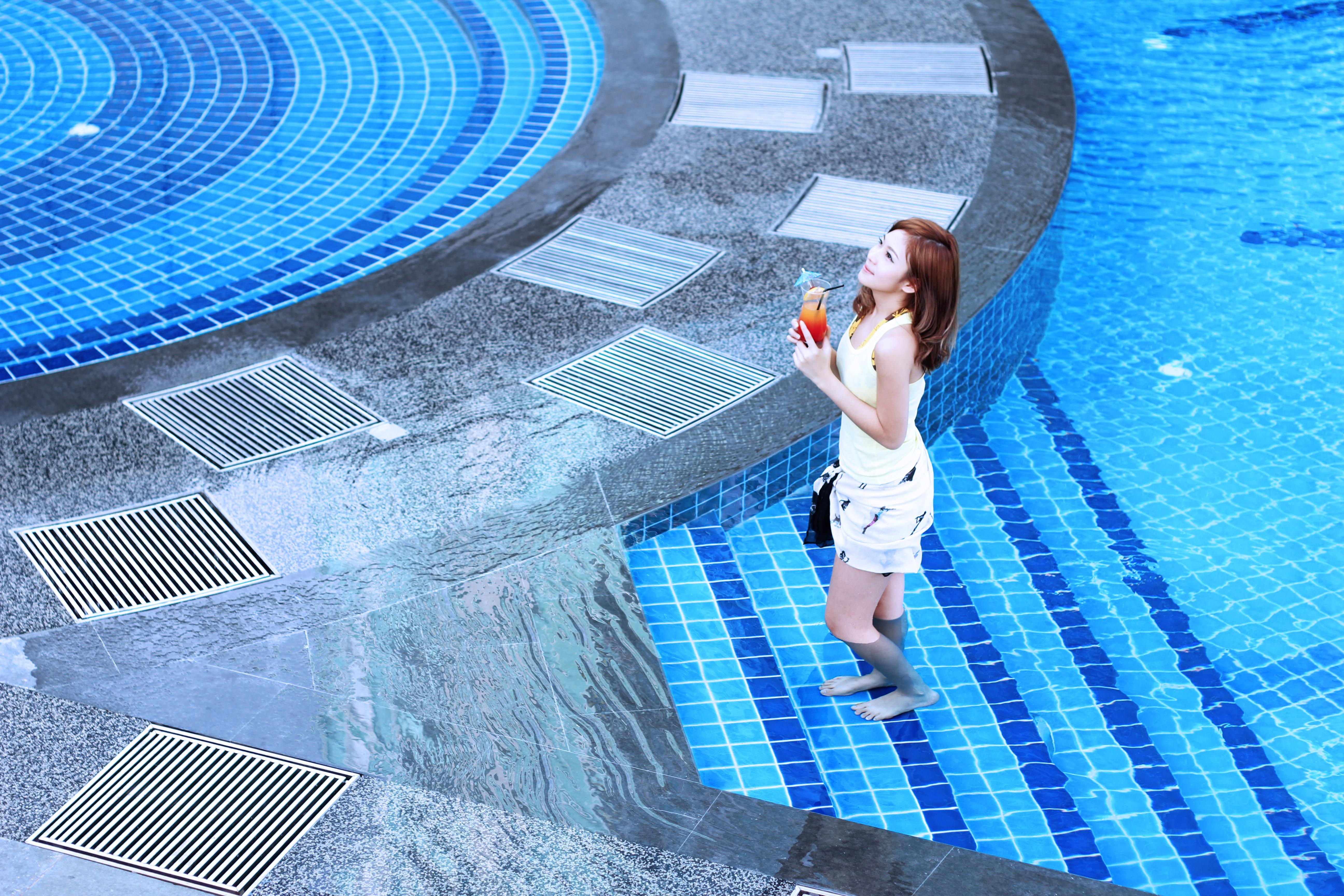 فندق ومنتجع كيه.إس.إل جوهر بهرو المظهر الخارجي الصورة A woman at the pool