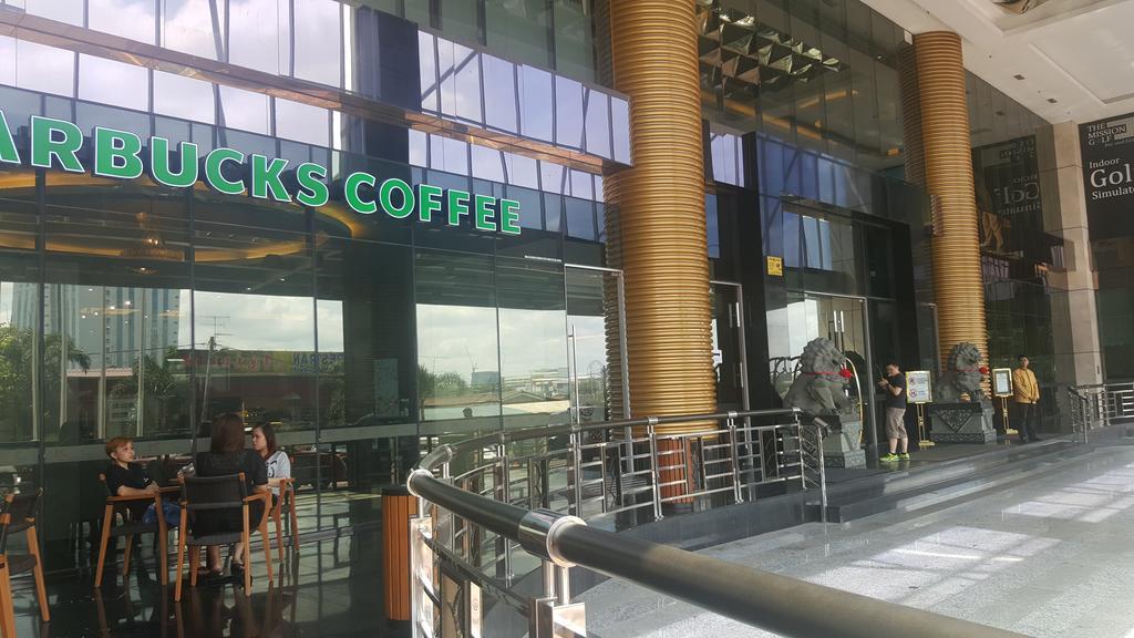 فندق ومنتجع كيه.إس.إل جوهر بهرو المظهر الخارجي الصورة Starbucks Coffee in Bangkok