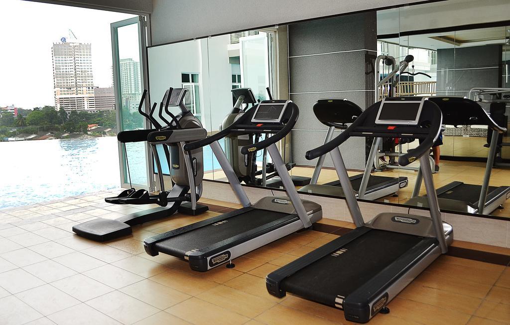 فندق ومنتجع كيه.إس.إل جوهر بهرو المظهر الخارجي الصورة Treadmills in a gym