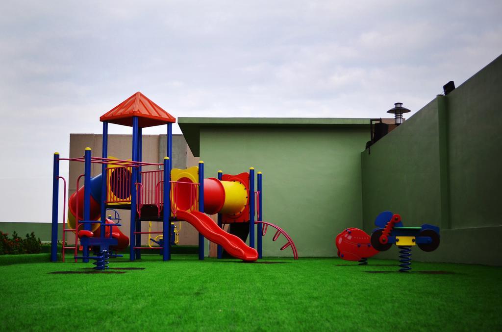 فندق ومنتجع كيه.إس.إل جوهر بهرو المظهر الخارجي الصورة A playground in the park
