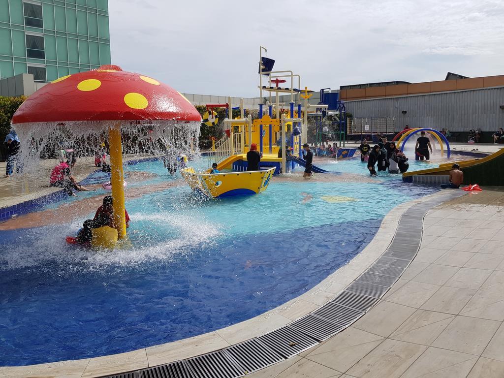 فندق ومنتجع كيه.إس.إل جوهر بهرو المظهر الخارجي الصورة The park's swimming pool