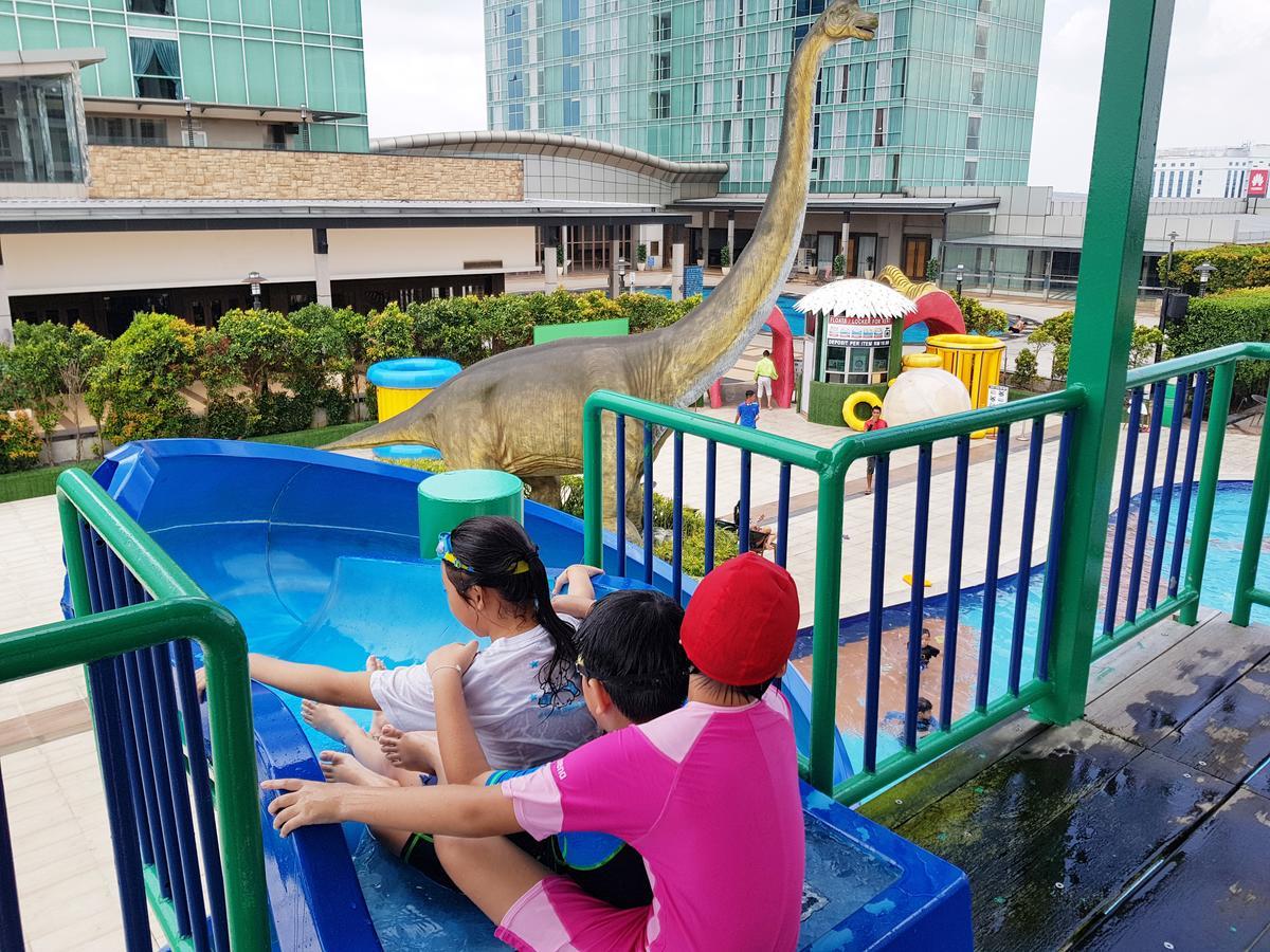 فندق ومنتجع كيه.إس.إل جوهر بهرو المظهر الخارجي الصورة Dinosaurs at the park