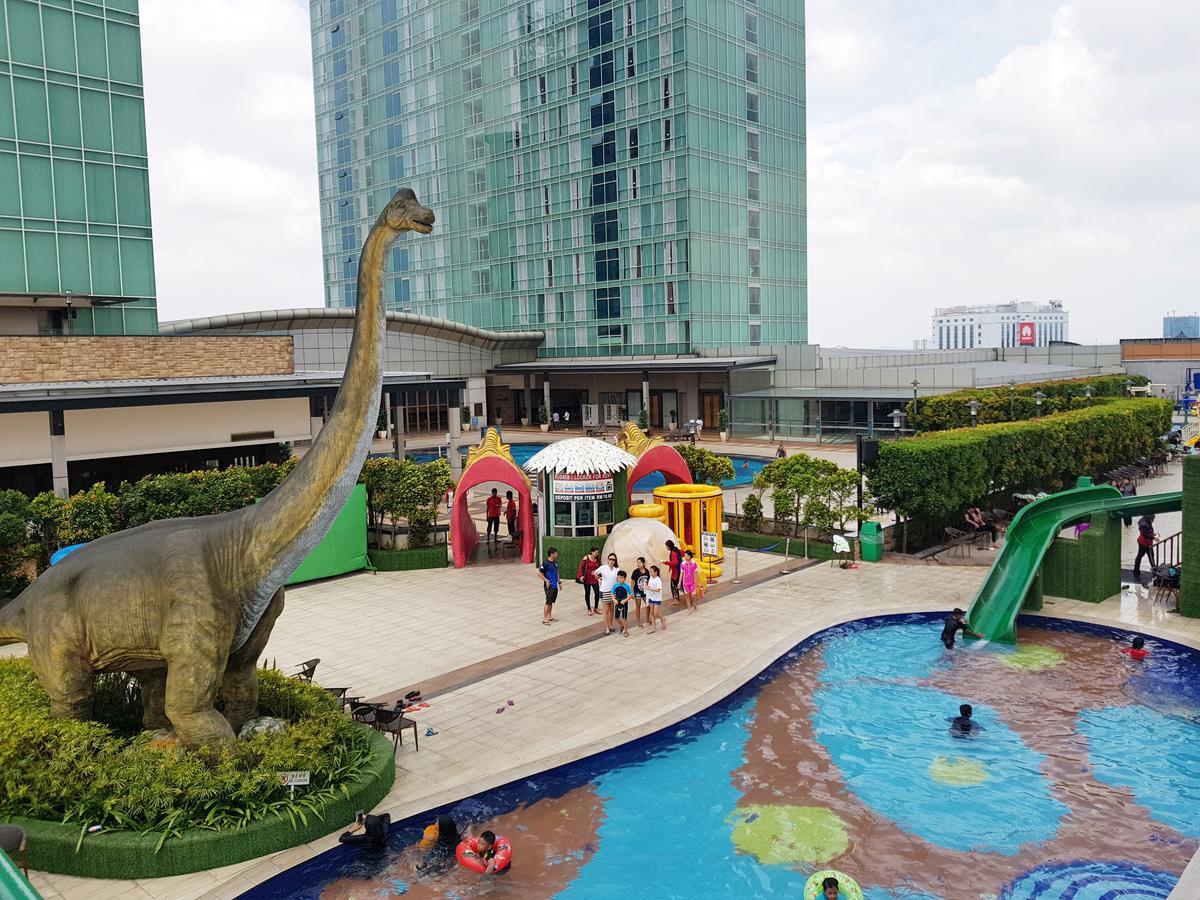 فندق ومنتجع كيه.إس.إل جوهر بهرو المظهر الخارجي الصورة The park's swimming pool