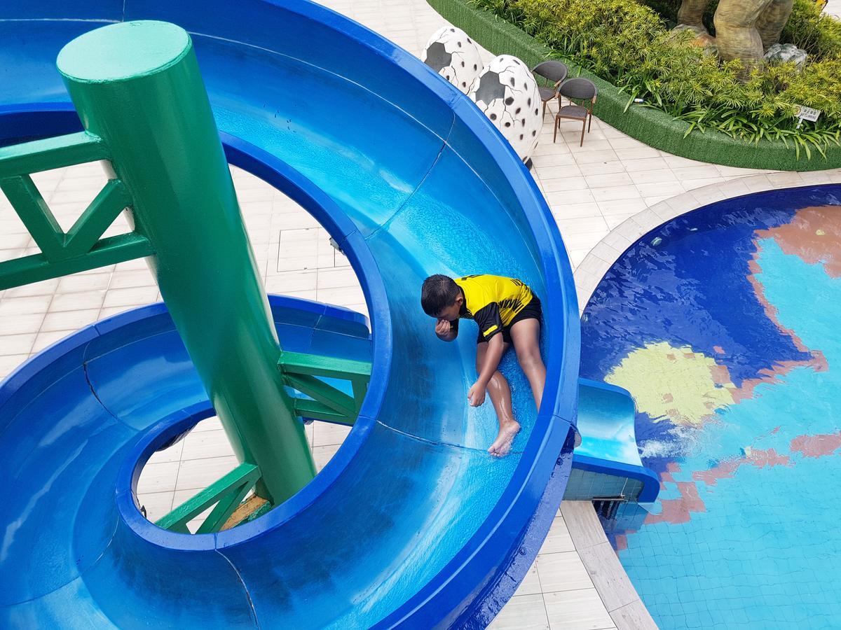 فندق ومنتجع كيه.إس.إل جوهر بهرو المظهر الخارجي الصورة A child playing on a water slide