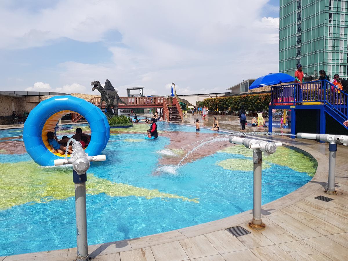فندق ومنتجع كيه.إس.إل جوهر بهرو المظهر الخارجي الصورة The park's swimming pool